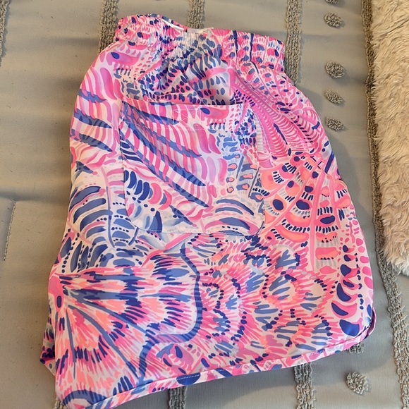 Lilly Pulitzer Lulextic Runaround Shorts size Small pink and purple seashell - Picture 2 of 2